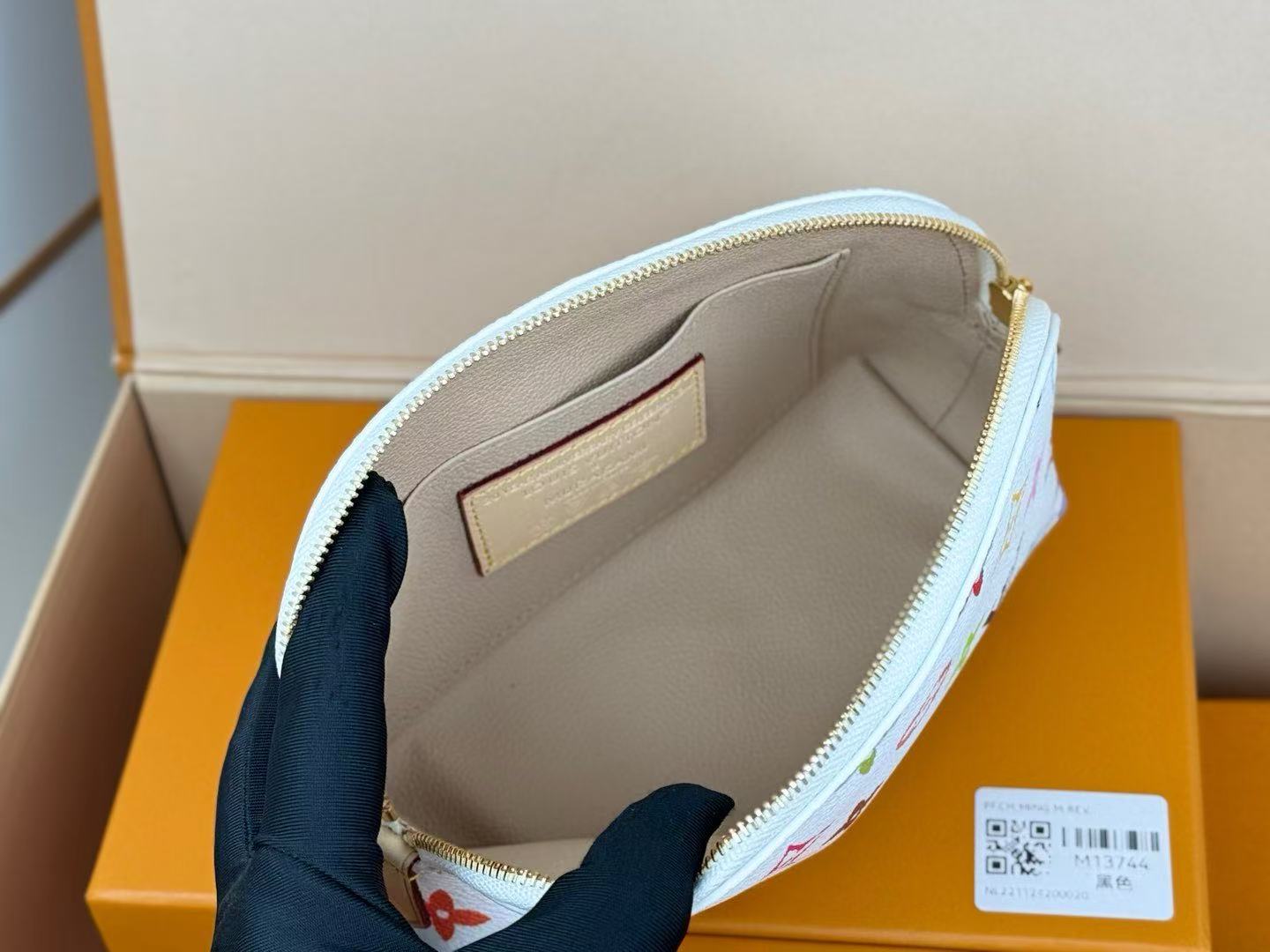 L0vis Vvtt0n x Takashi Murakami Pochette Cosmetique