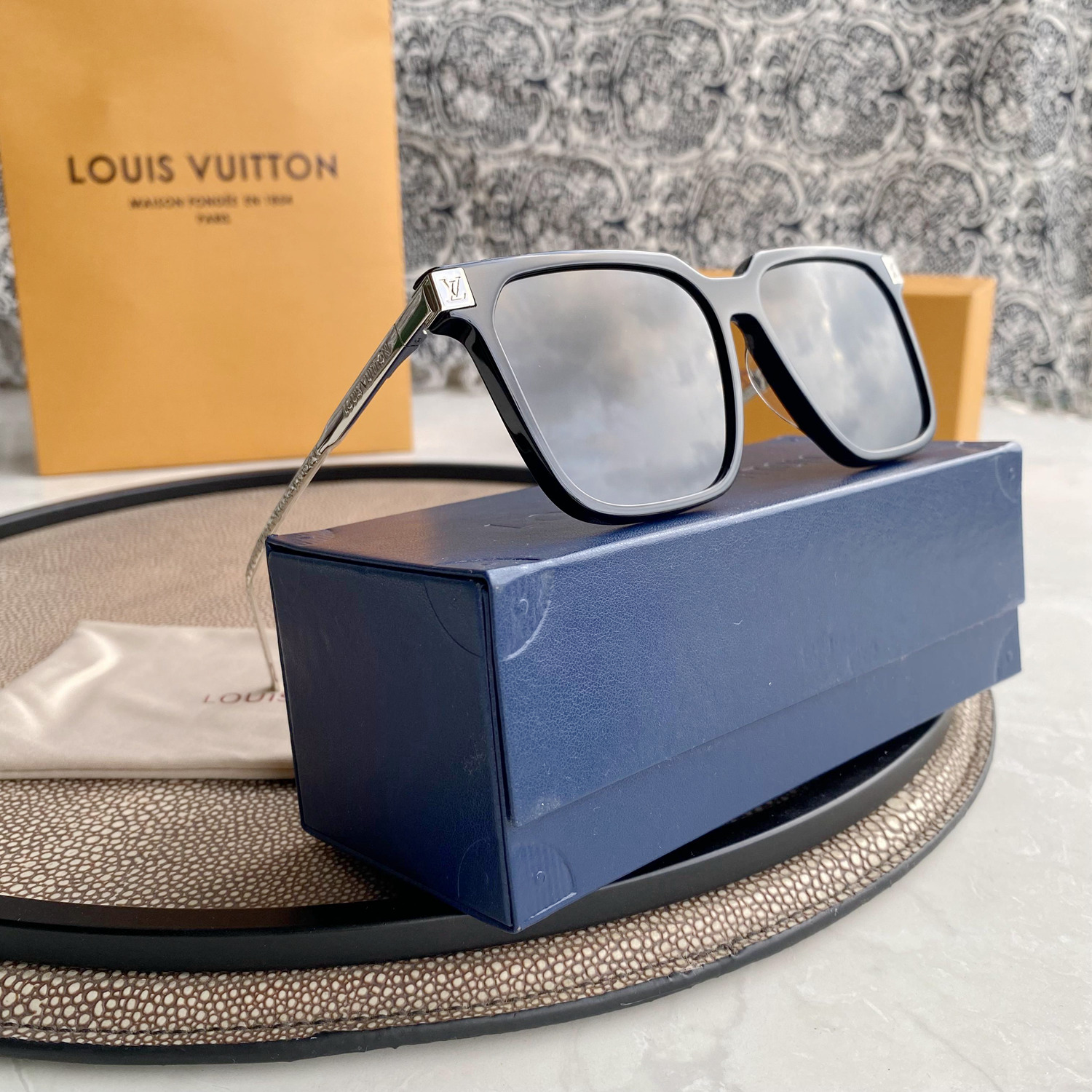 L0vis Vvtt0n | rise square sunglasses