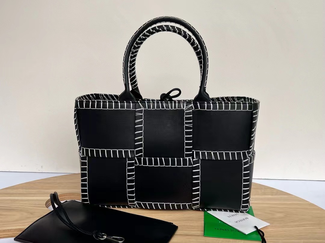 B0tt*ga Ven*ta Medium Arco Tote Bag
