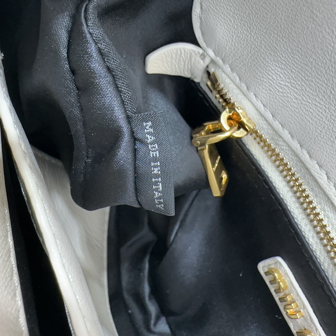 M1um1u Hobo bag