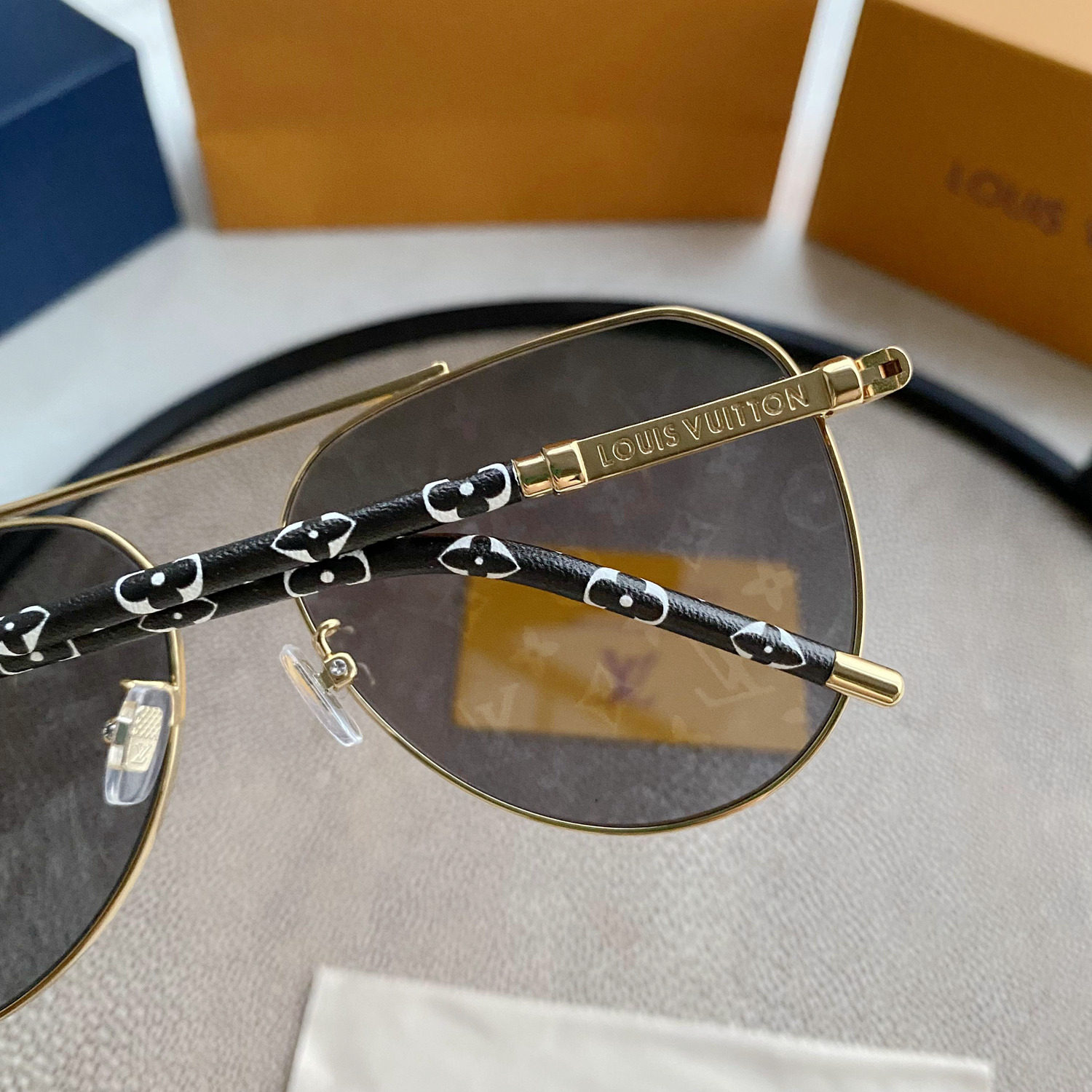 L0visVvtt0n Sunglasses