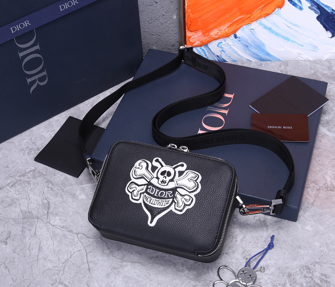 D10r Men’s Bee Print Shoulder Bag