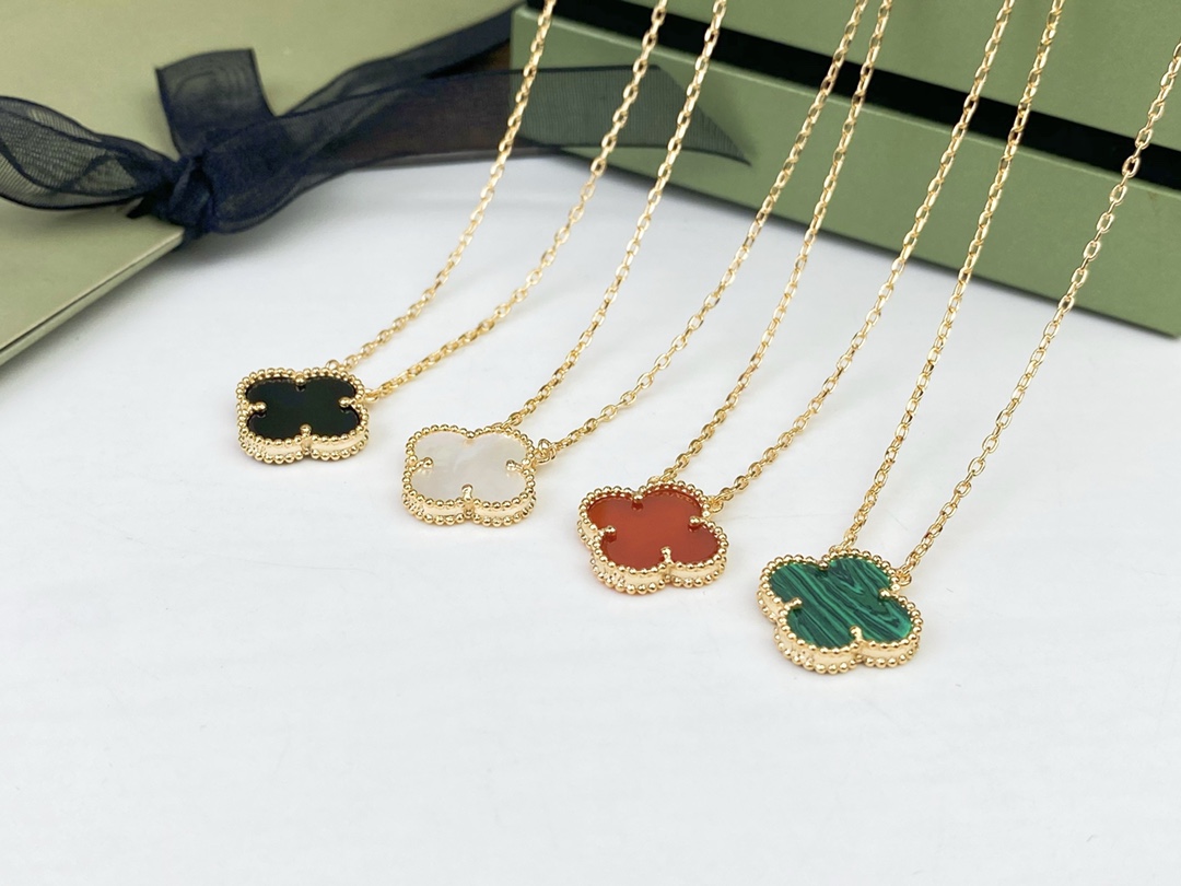 V*n Cl**f Vintage Alhambra Necklace