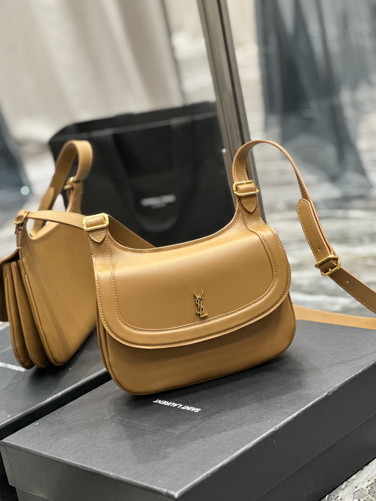 CHARLIE MEDIUM SHOULDER BAG IN SMOOTH LEATHER