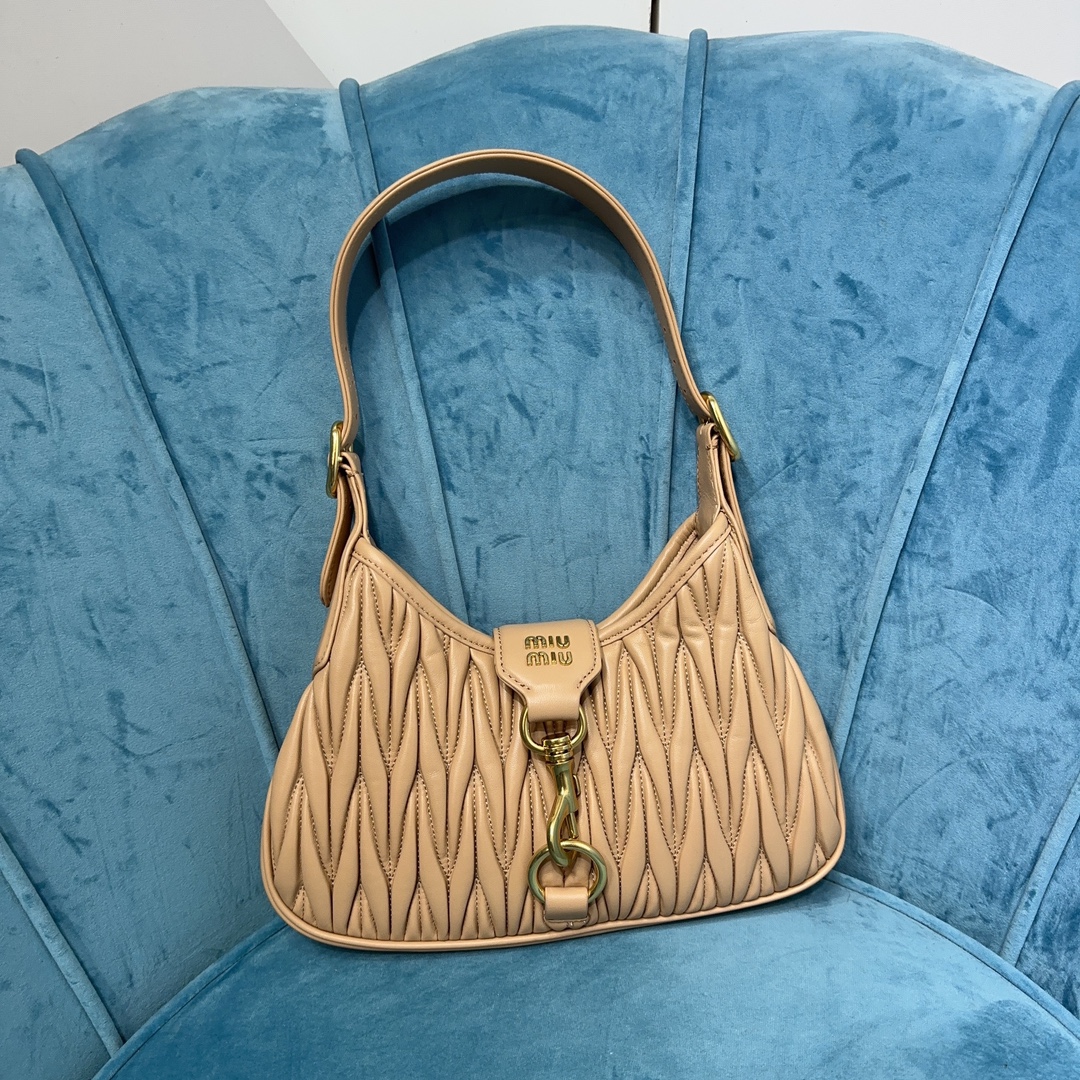 M1um1u Hobo bag