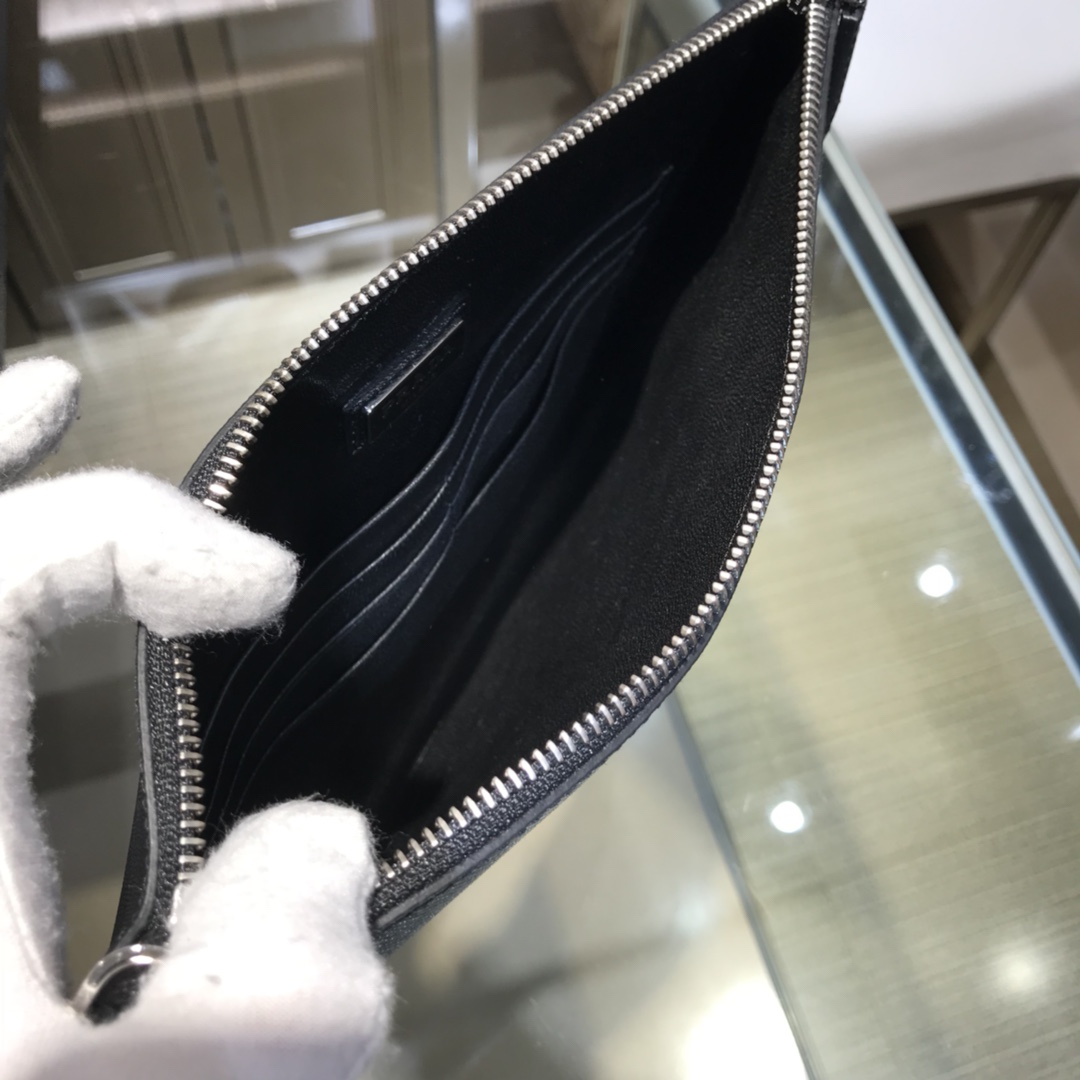 Pra*a clutch