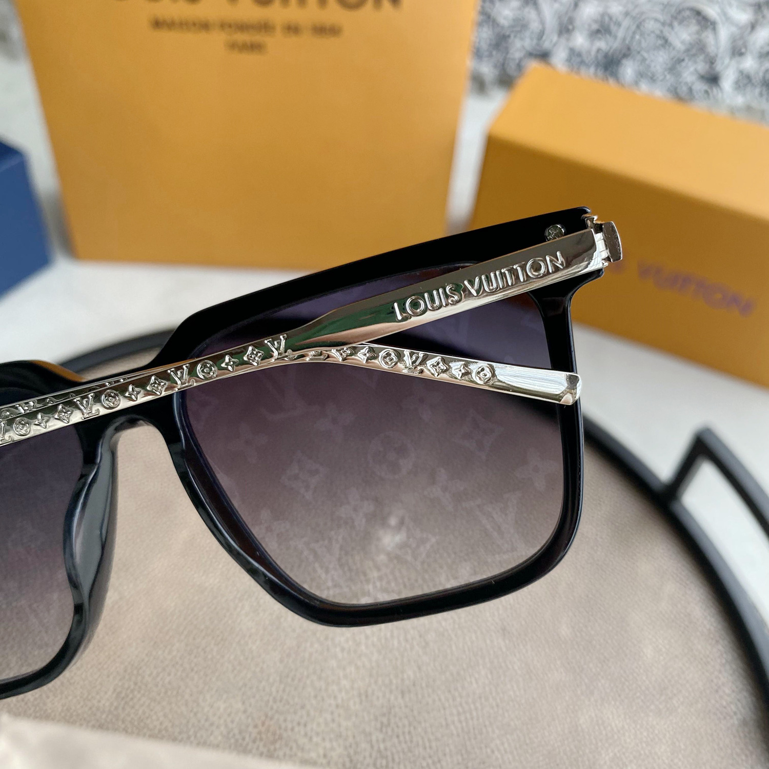 L0vis Vvtt0n | rise square sunglasses