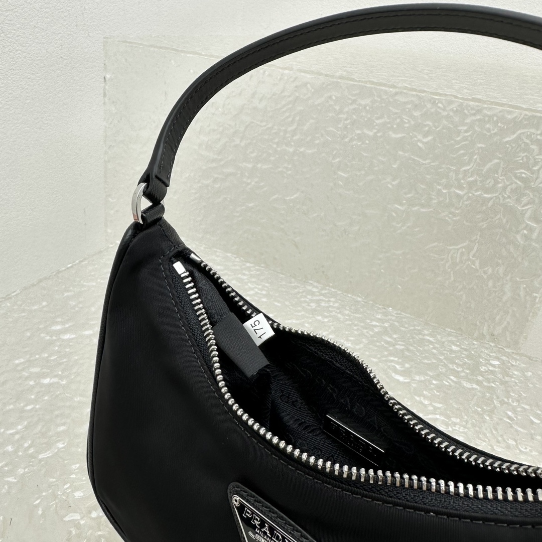 Prad𝚊 nylon Hobo