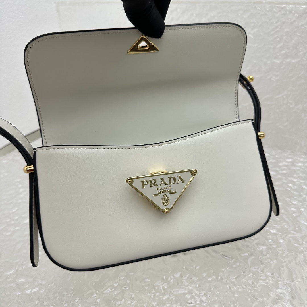 Pra*a Saffiano bag