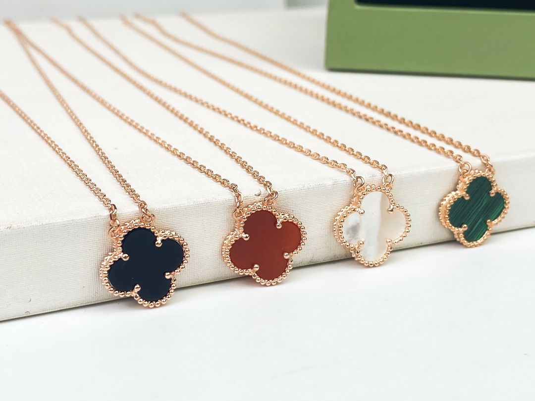 V*n Cl**f Vintage Alhambra Necklace