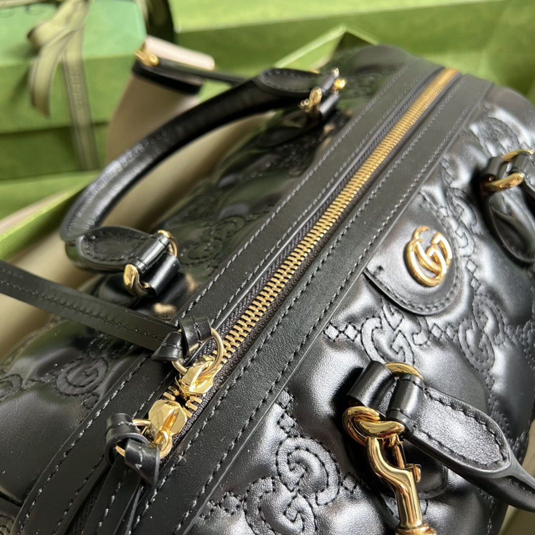 GG Matelassé leather medium bag