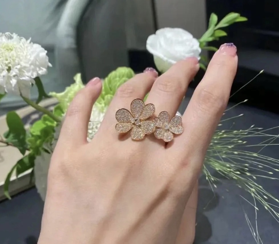 V*n Cl**f & Arpels Ring