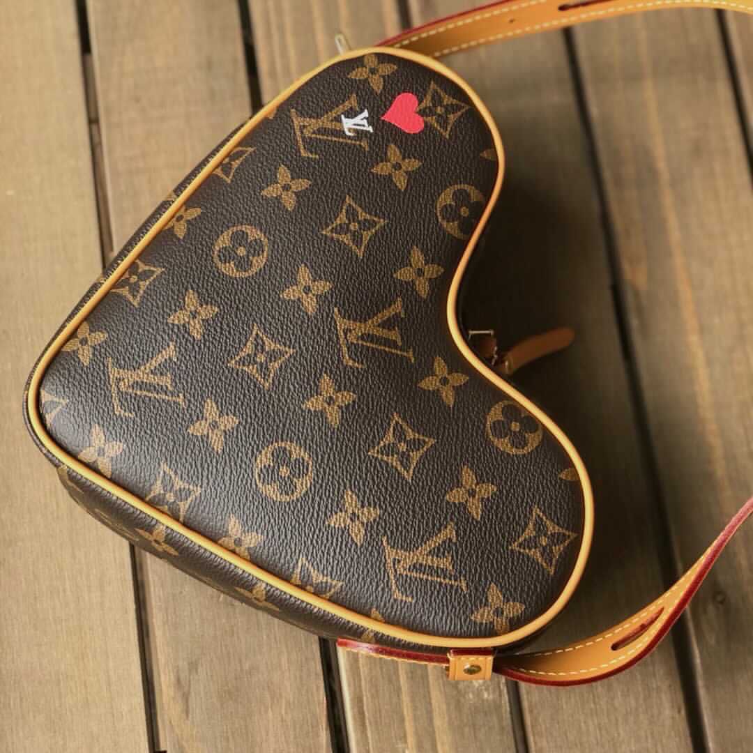 L0vis Vvtt0n Game On Cœur Bag