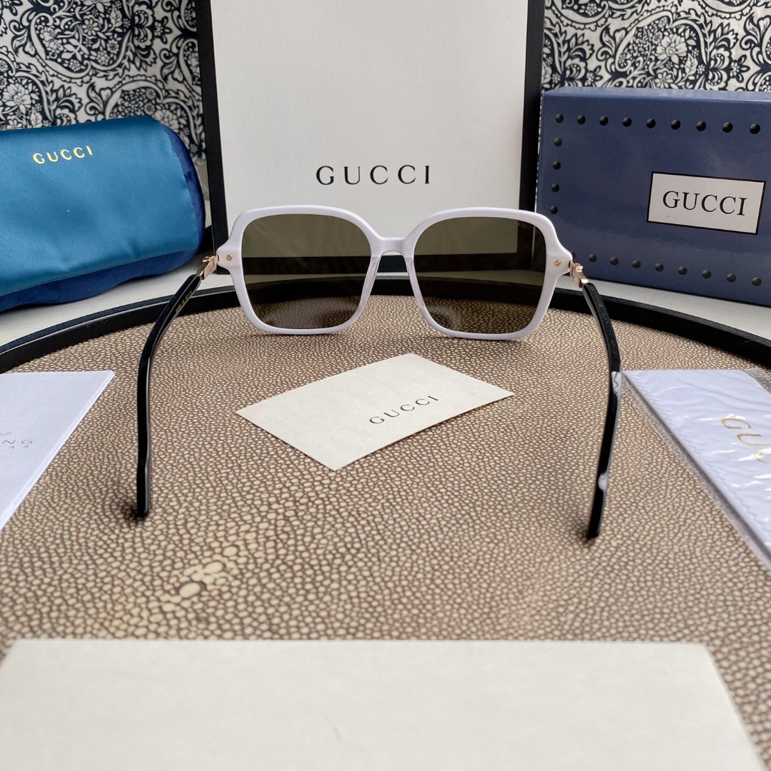 RECTANGULAR FRAME SUNGLASSES