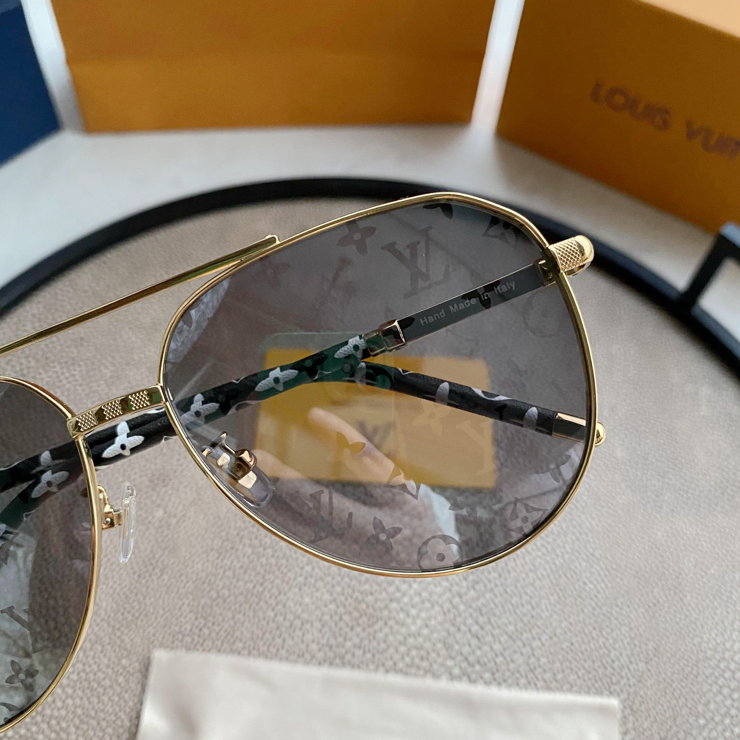 L0visVvtt0n Sunglasses