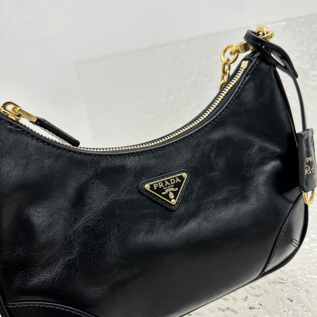 Re-Edition Leather bag