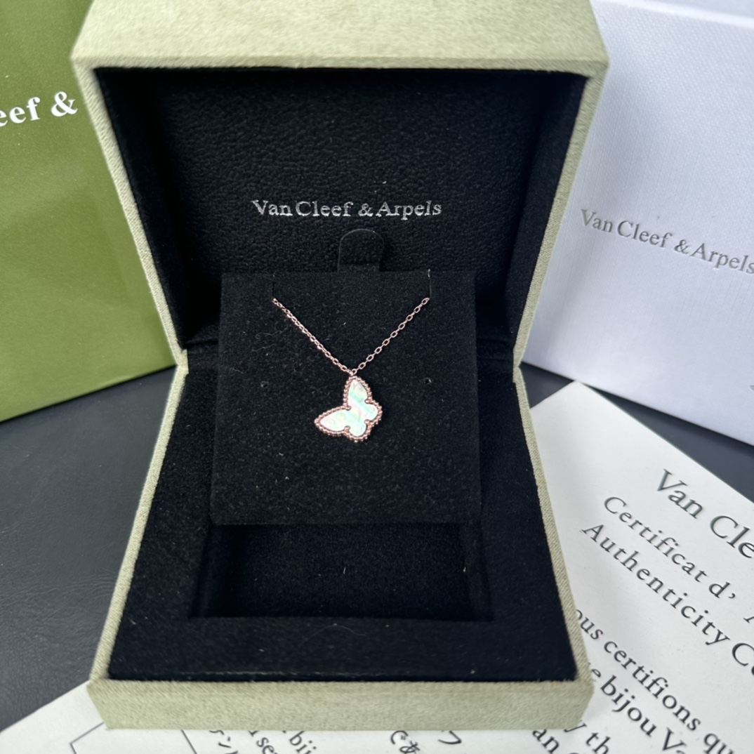 V*n Cl**f Vintage Rose de Noel Necklace