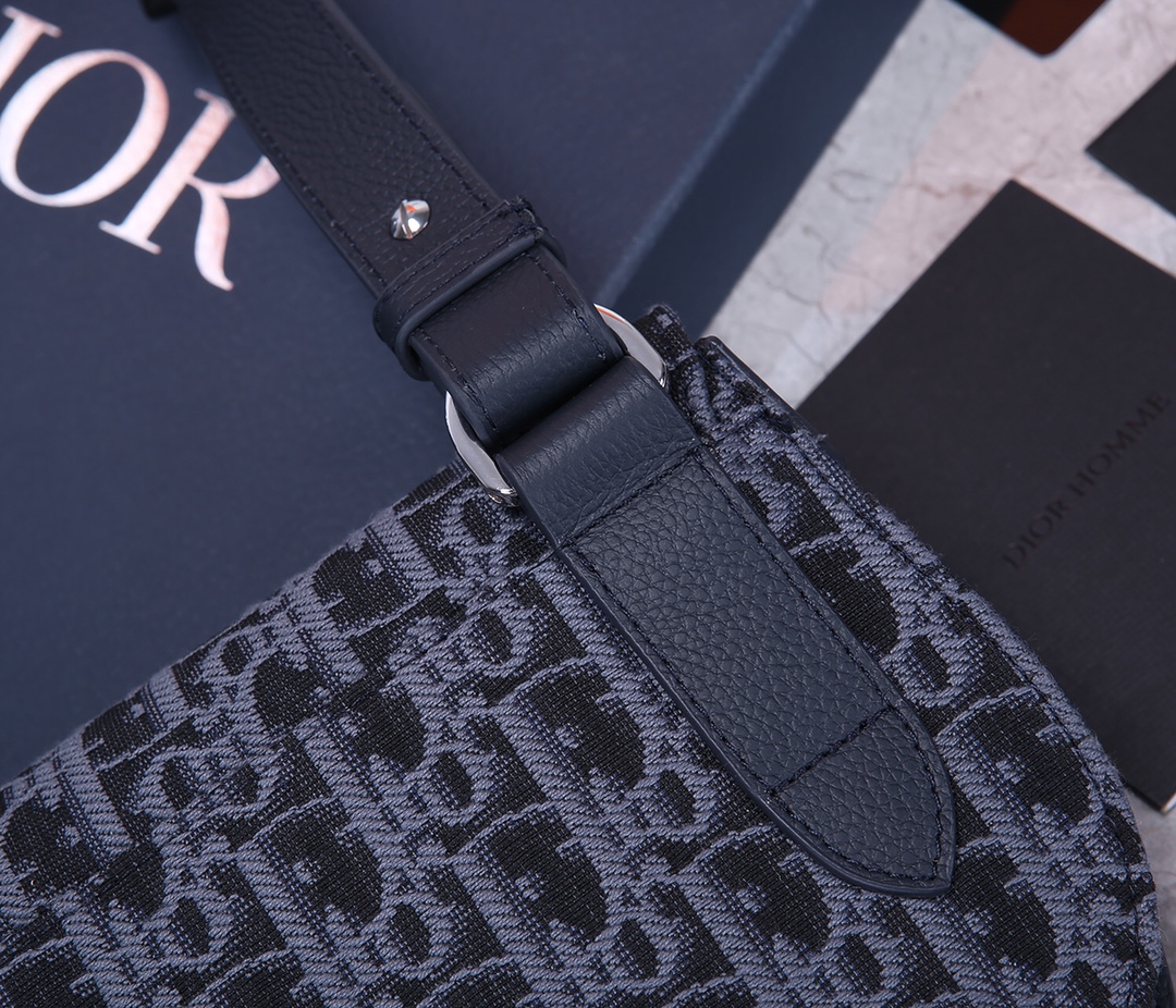 D10r Saddle Man’s Bag