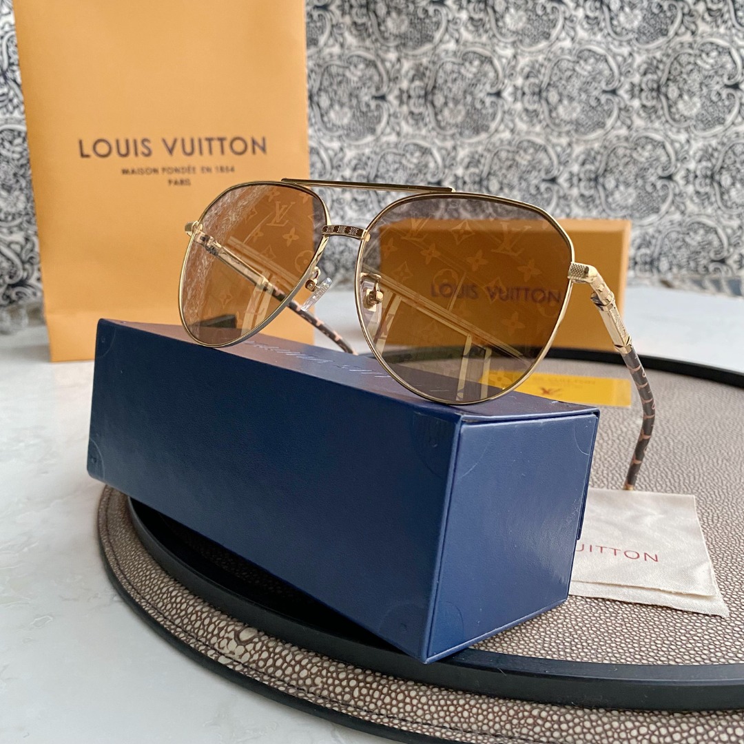 L0visVvtt0n Sunglasses