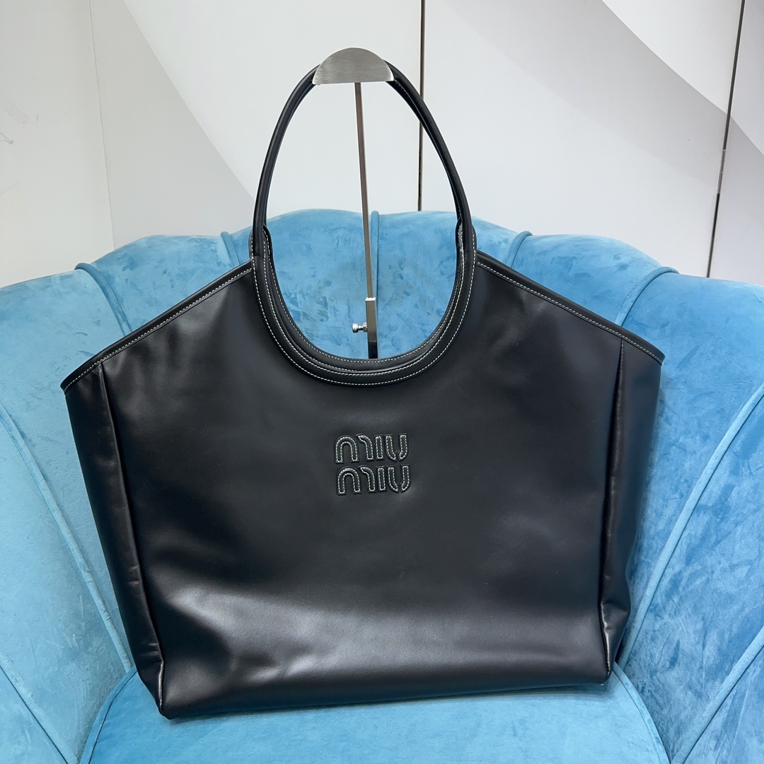 M1um1u Hobo bag