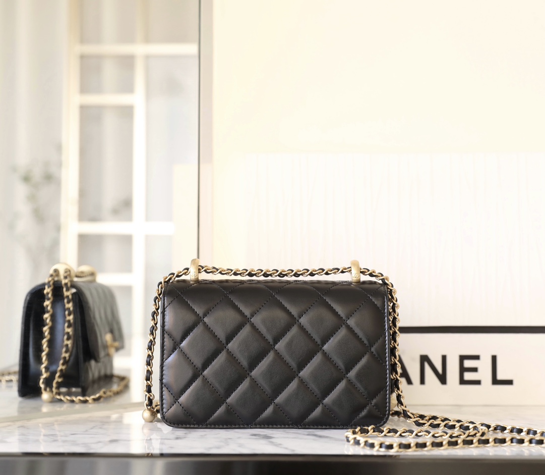 𝖠𝗇𝗍𝗂𝖻𝖺 flap bag