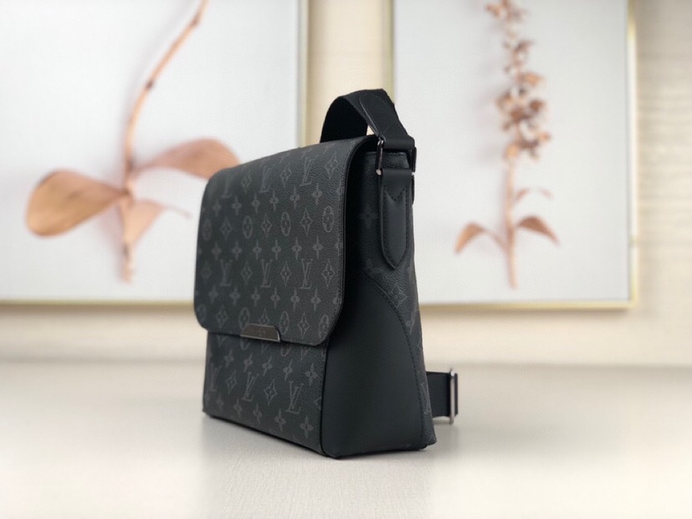 L0vis Vvtt0n Monogram Eclipse Messenger PM