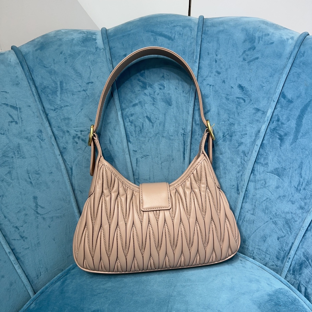 M1um1u Hobo bag