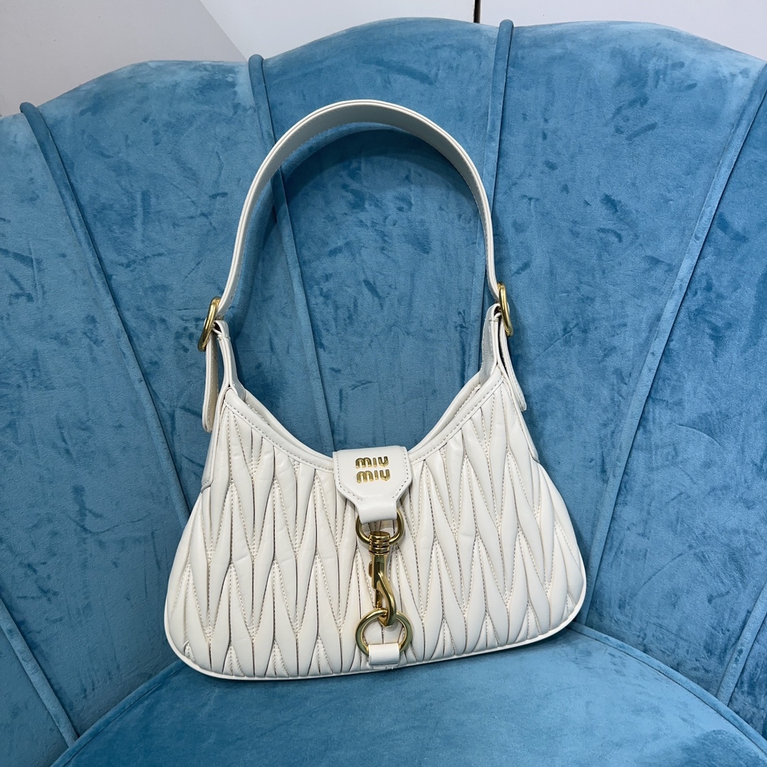 M1um1u Hobo bag
