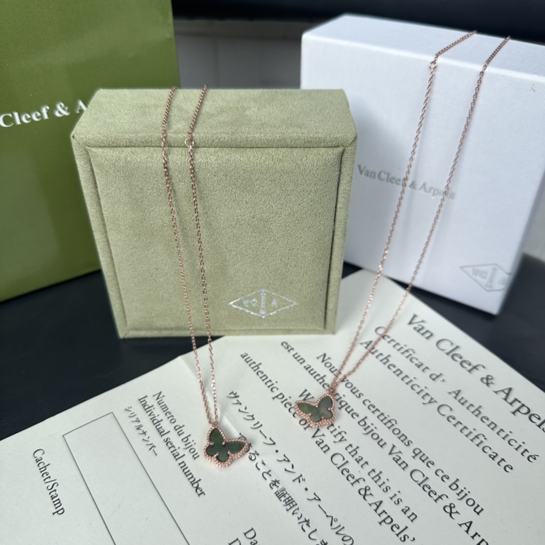 V*n Cl**f Vintage Rose de Noel Necklace