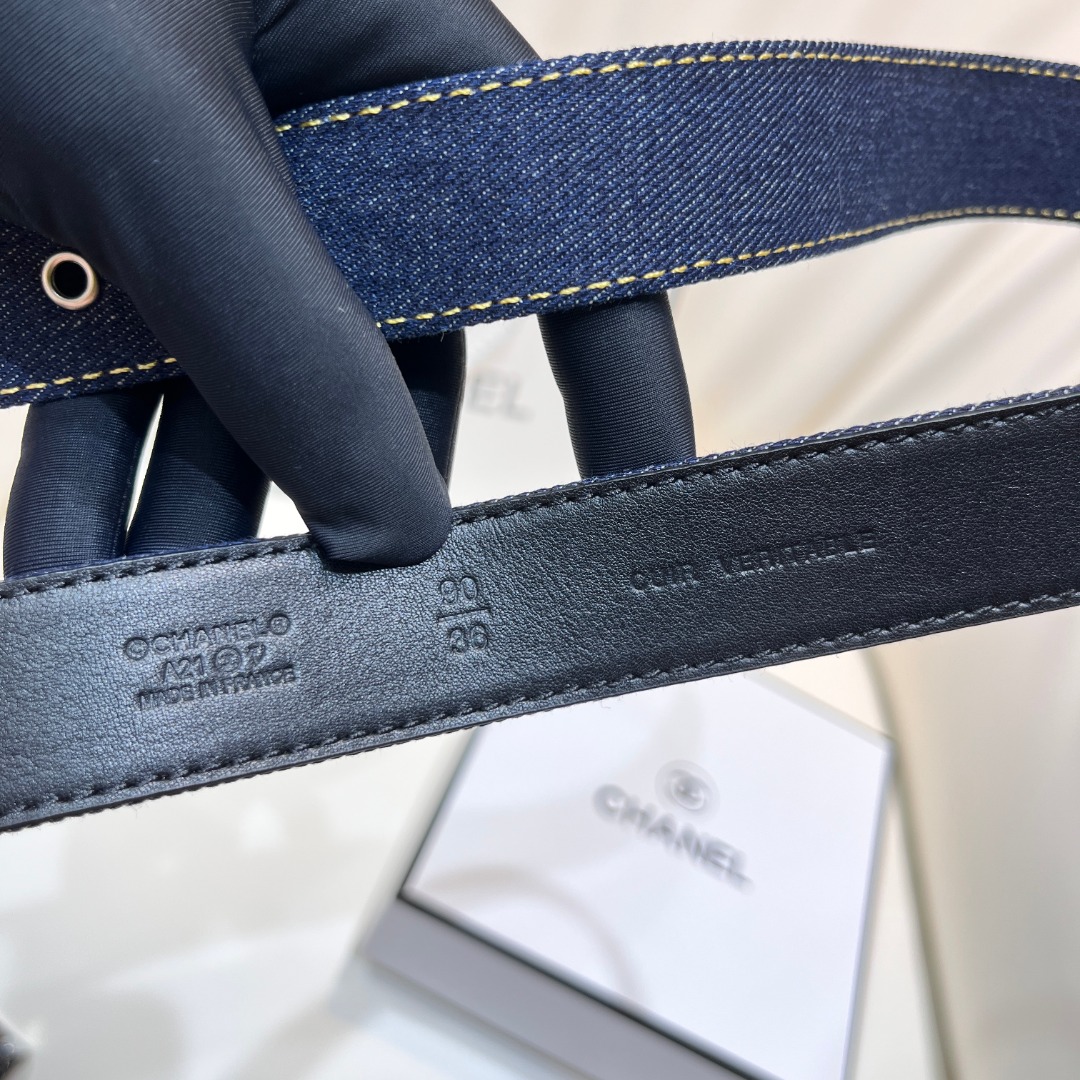 Ch**el Pre-Owned 1990s CC Turn-lock denim belt