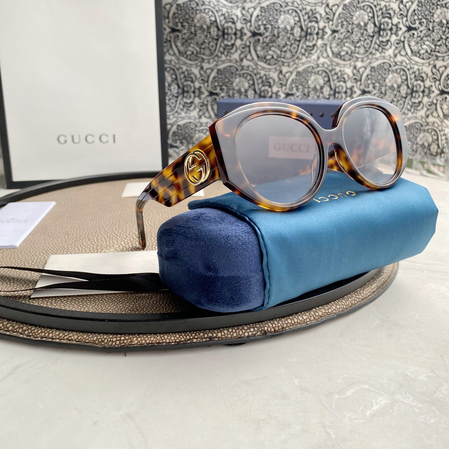 OVERSIZED ROUND SUNGLASSES