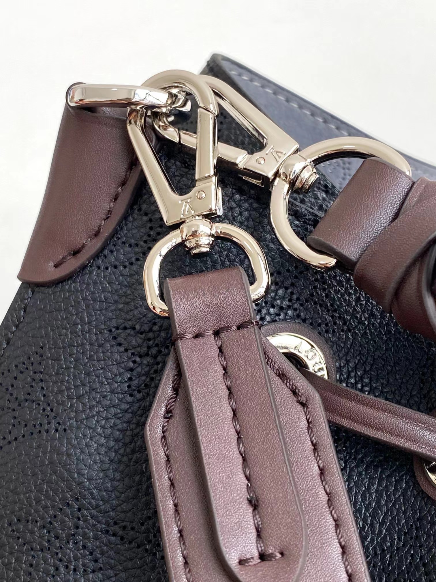 L0vis Vvtt0n Muria Bucket Bag Black