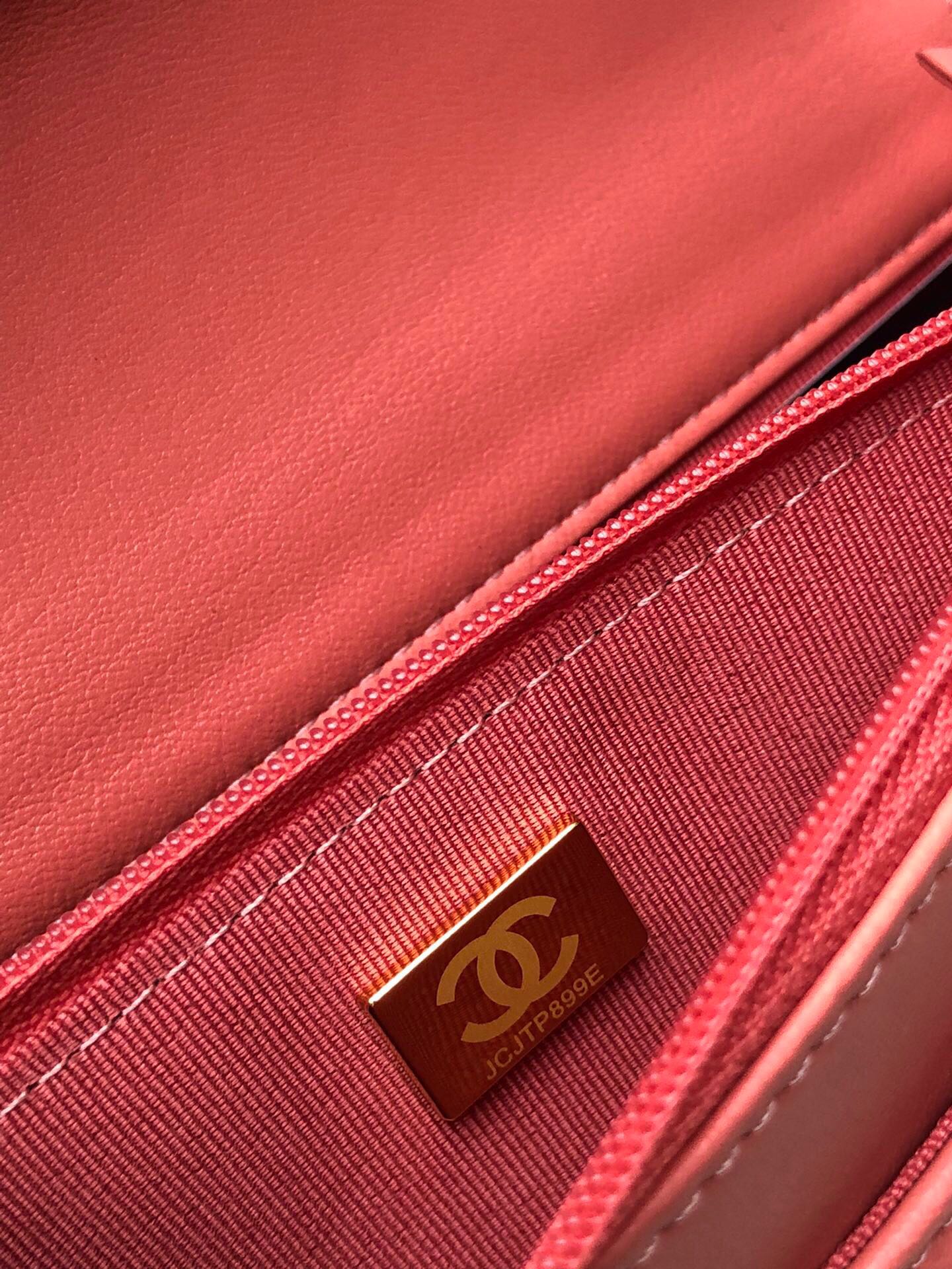 Ch**el 19 WALLET ON CHAIN