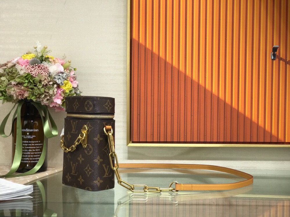 L0vis Vvtt0n Phone Box