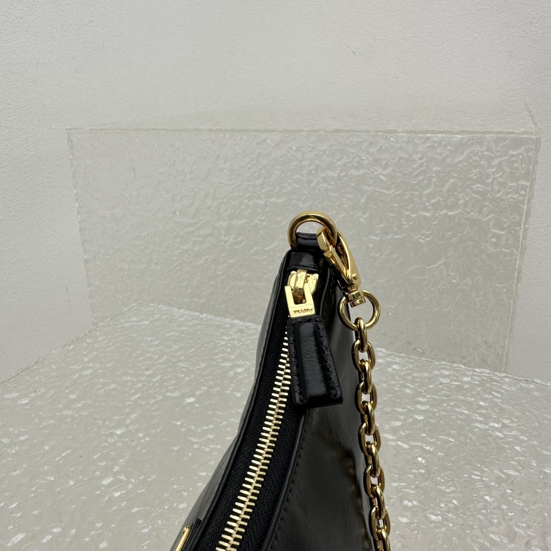 Re-Edition Leather bag