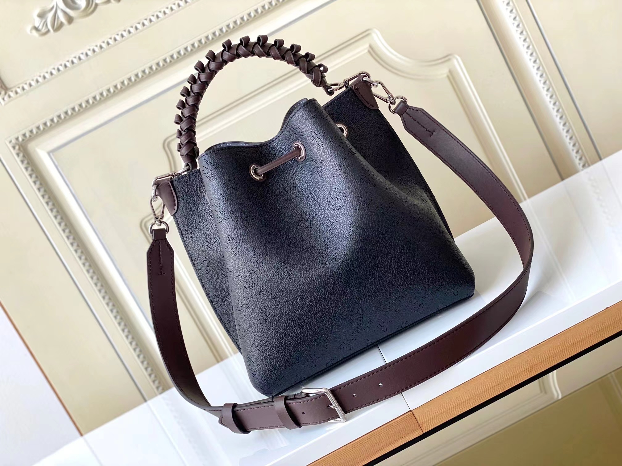L0vis Vvtt0n Muria Bucket Bag Black