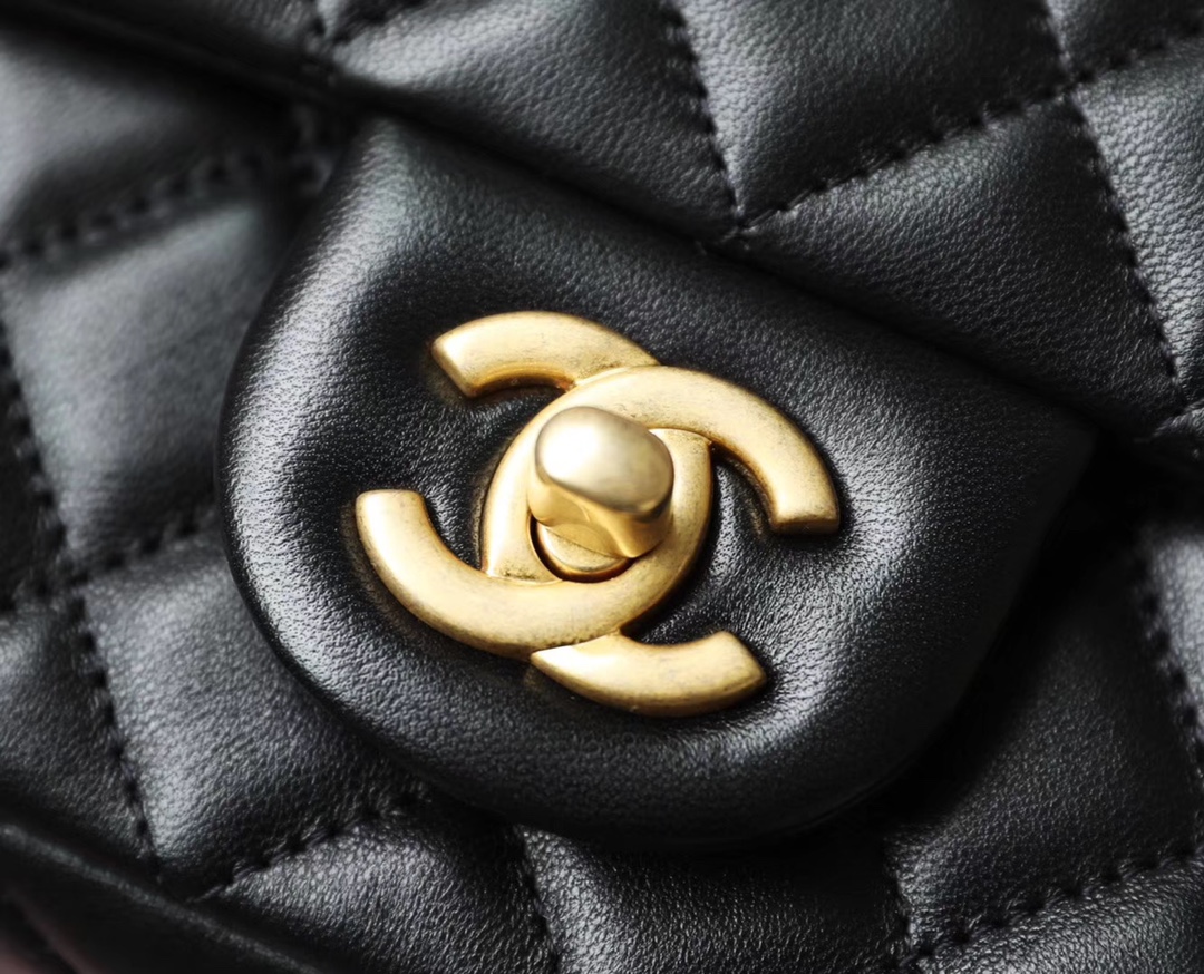 Ch**el classic flap mini with golden ball