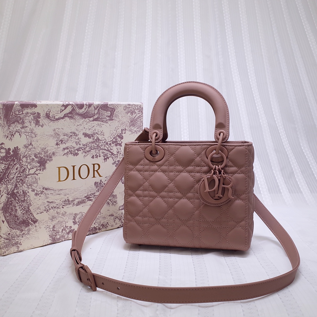 Lady D10r