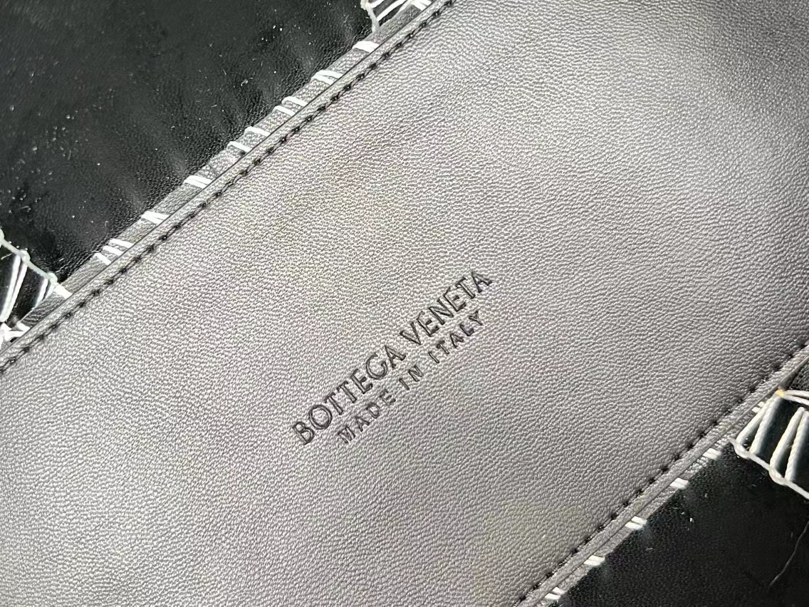 B0tt*ga Ven*ta Medium Arco Tote Bag