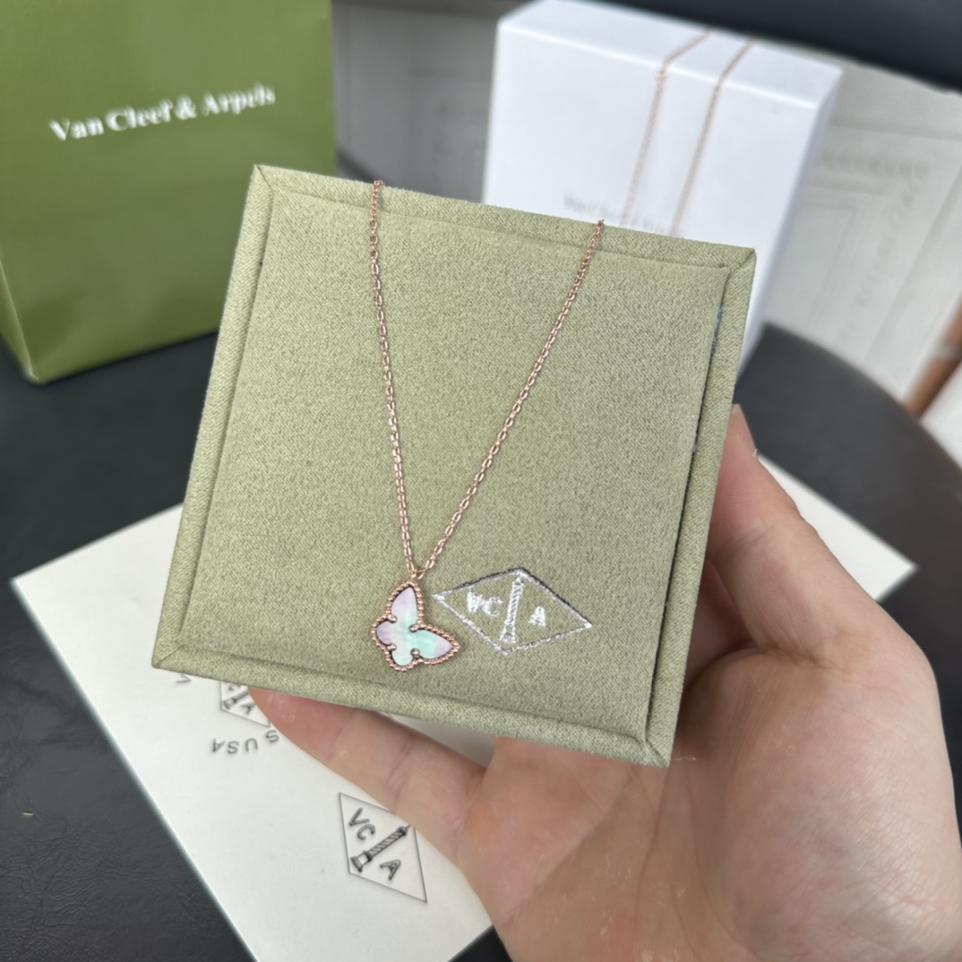 V*n Cl**f Vintage Rose de Noel Necklace