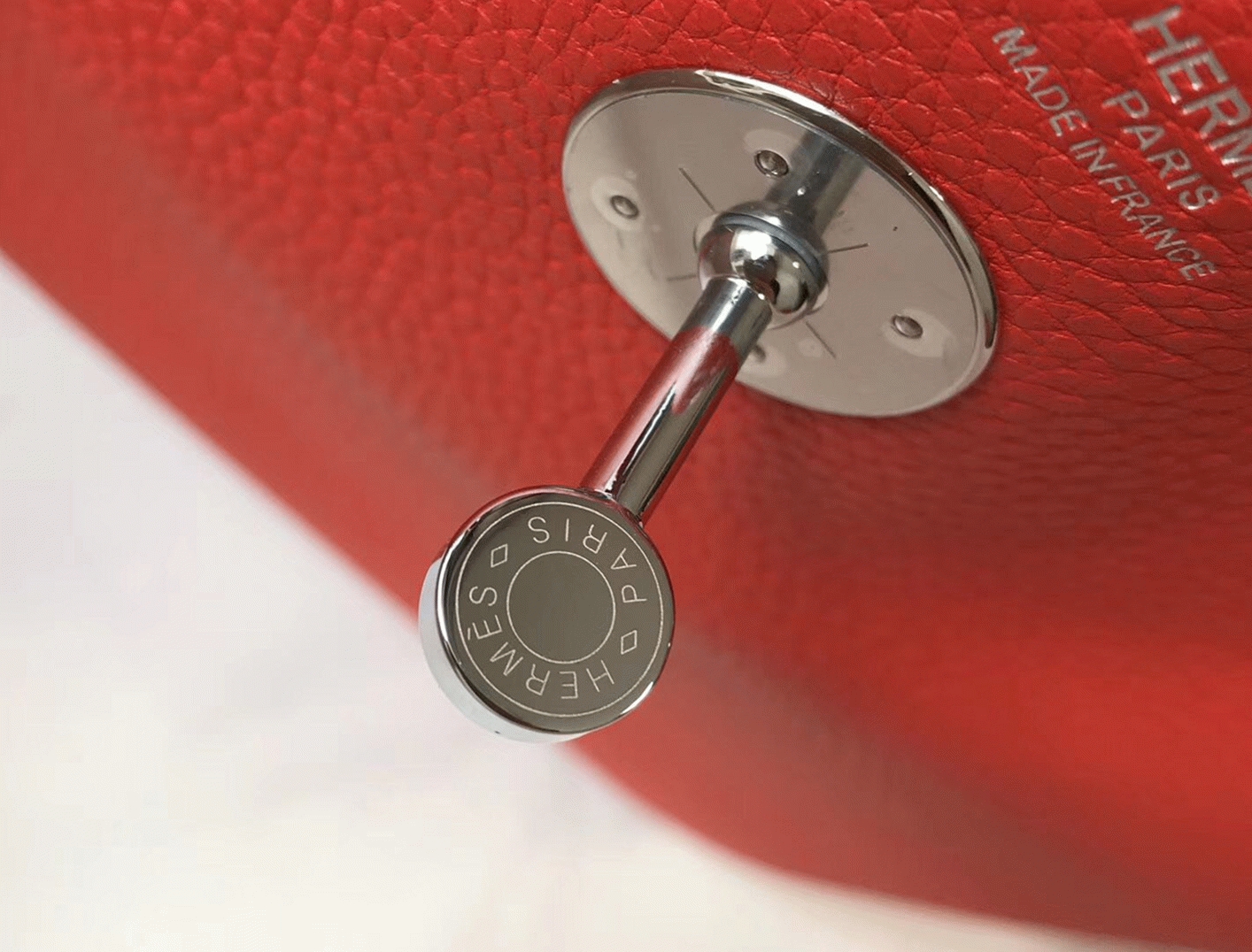 Fake H**me5 Lindy 26cm handbag in red