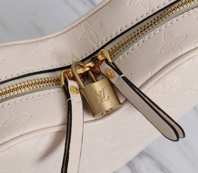 L0vis Vvtt0n Monogram Empreinte Game On Coeur Bag In Cream
