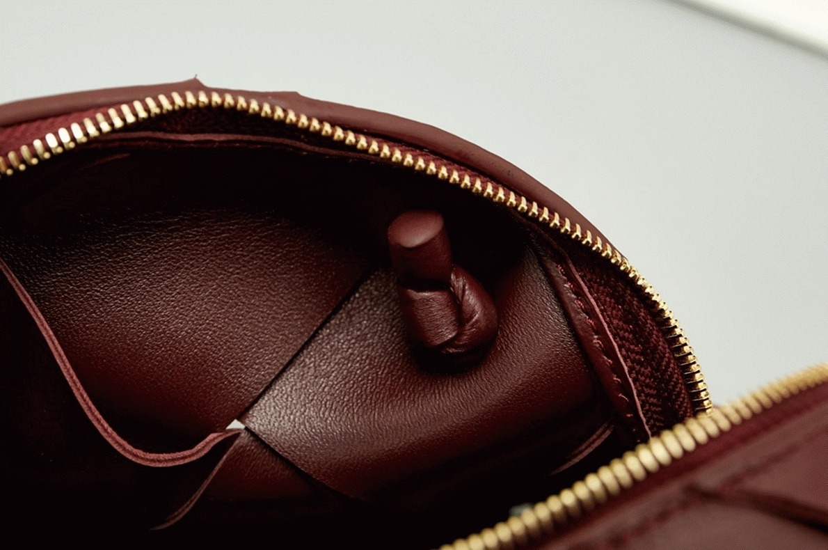 Fake B0tt*ga Ven*ta Mini Cassette Camera Bag Bordeaux