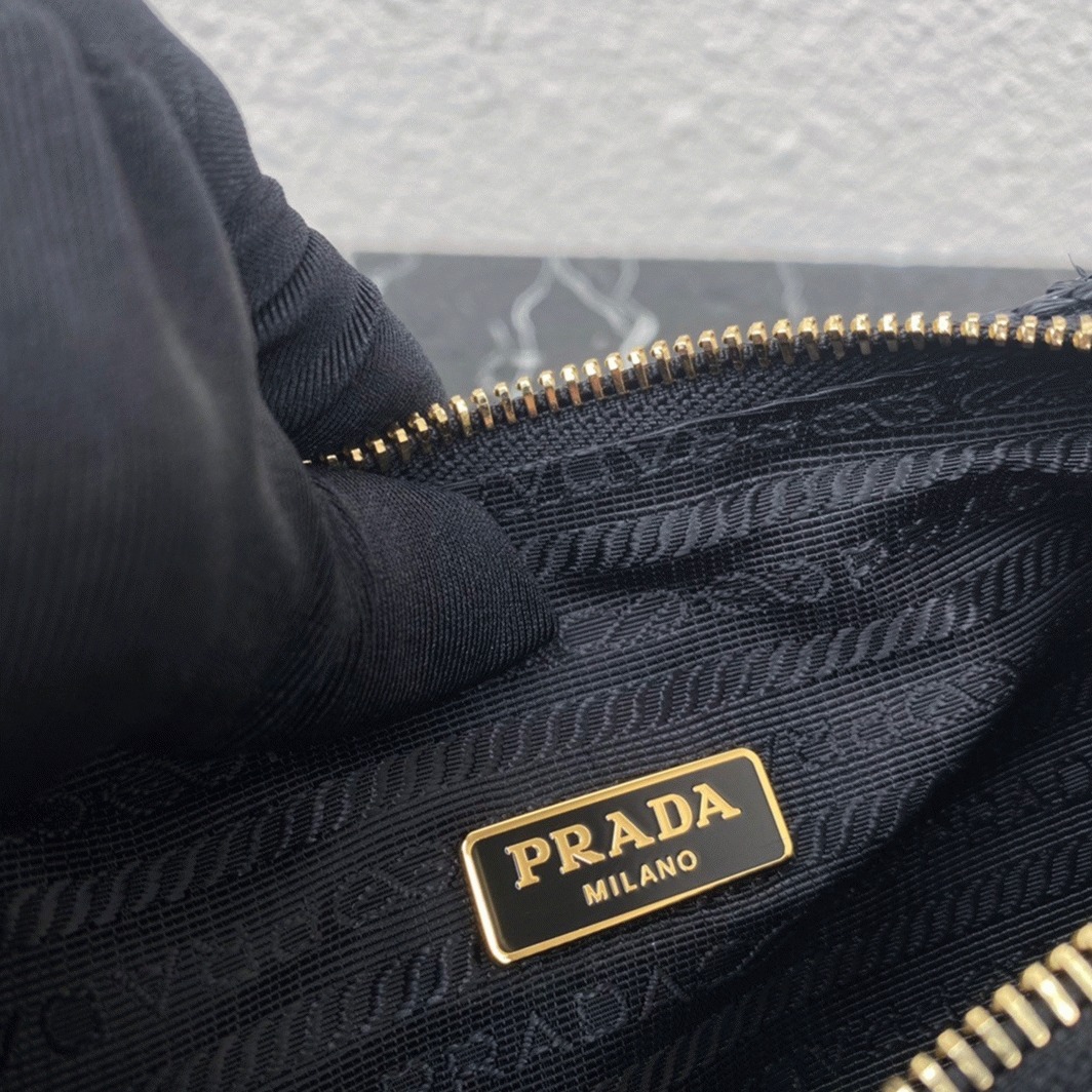 Pra*a Re-Edition Shoulder Bag Replica in Black