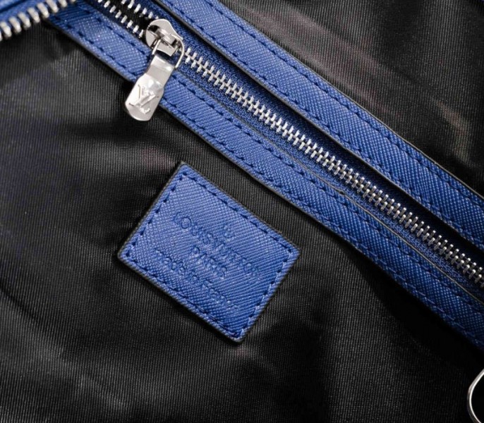 L0vis Vvtt0n Taiga Leather Keepall Bandouliere 50 Travel Bag In Navy Blue