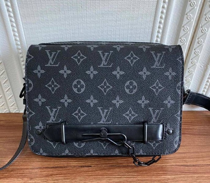 L0vis Vvtt0n Taurillon Leather Steamer Messenger Bag