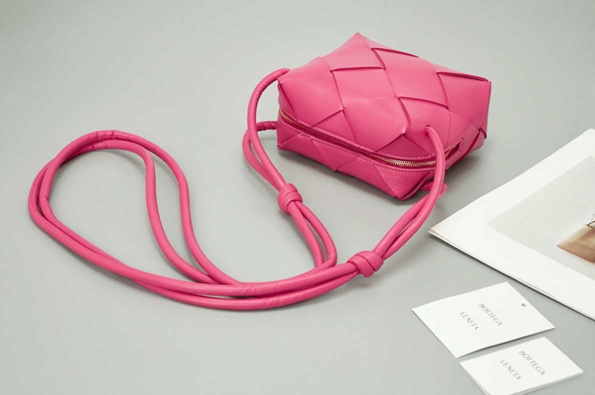 Replica B0tt*ga Ven*ta Mini Cassette Camera Bag Cranberry