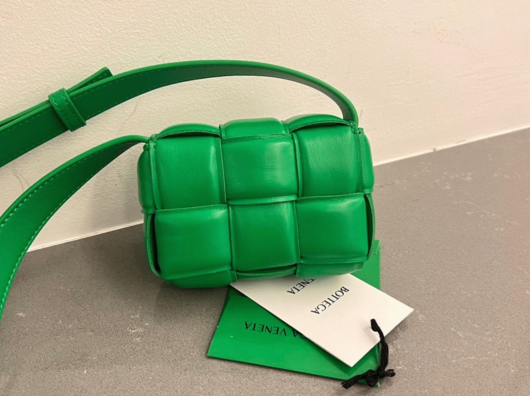 Top Quality Knockoff B0tt*ga Ven*ta Candy Padded Cassette Bag In Parakeet