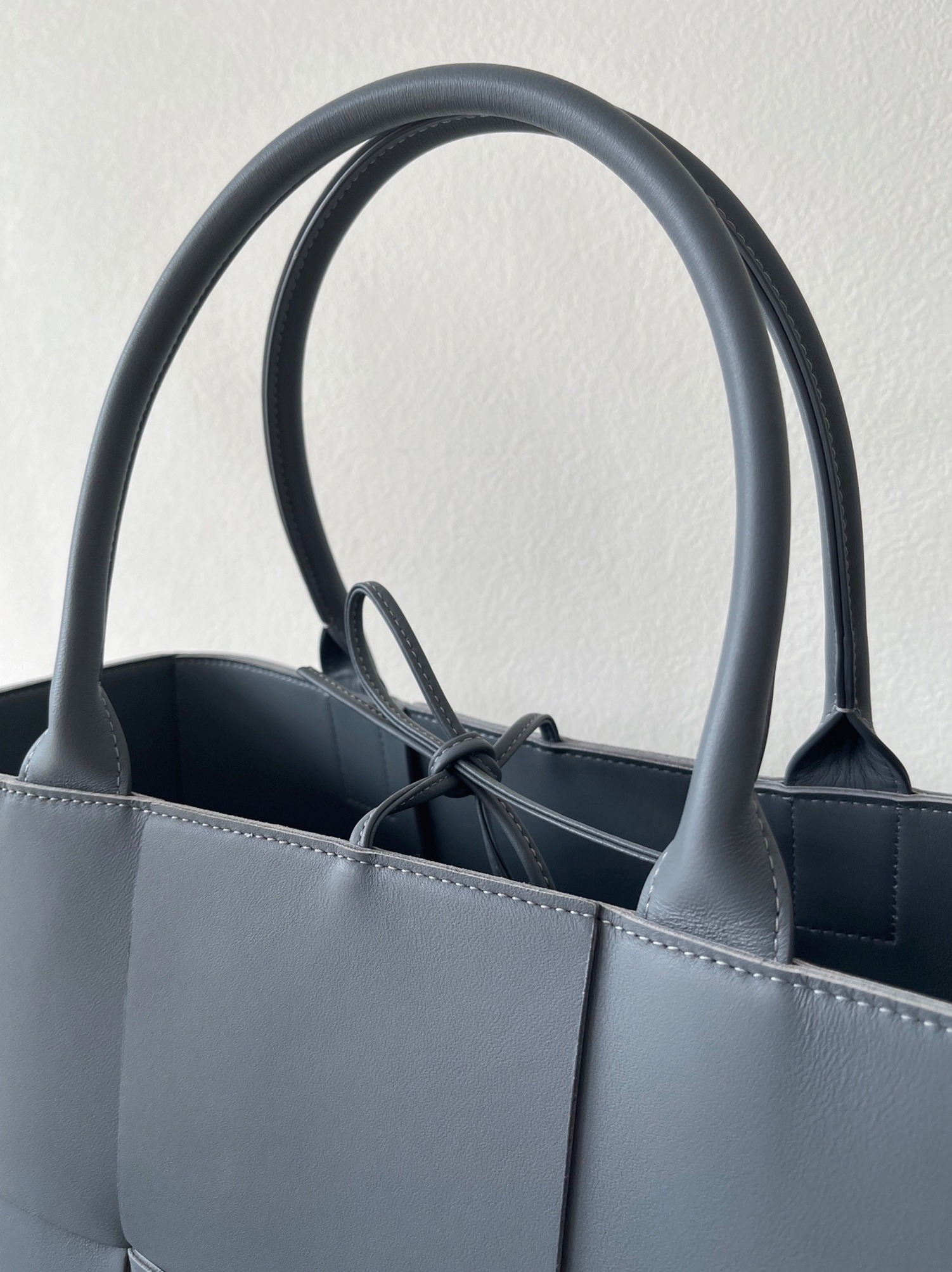 Fake B0tt*ga Ven*ta Arco Medium Tote Thunder