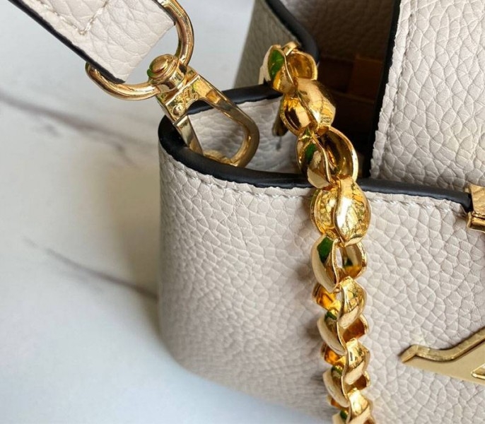 L0vis Vvtt0n Capucines Mini Chain Bag In Beige